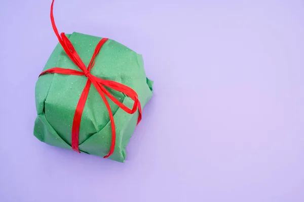 Зеленая Коробка Подарка Изолированы Синем Фоне — стоковое фото
