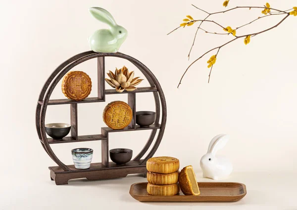 Крупный План Декоративной Полки Чашками Керамическим Кроликом Традиционными Китайскими Лунными — стоковое фото
