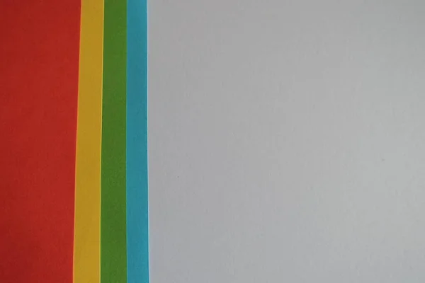 Eine Nahaufnahme Von Farbigen Papieren Rand Einer Grauen Oberfläche Mit — Stockfoto