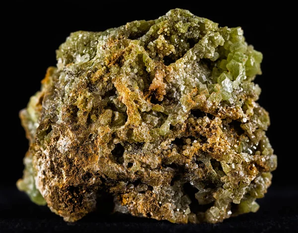Ein Pyromorphit Mineral Isoliert Auf Schwarzem Hintergrund — Stockfoto