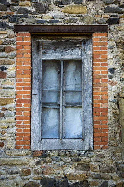 Вертикальный Снимок Фасада Кирпичного Здания Старым Разбитым Окном — стоковое фото