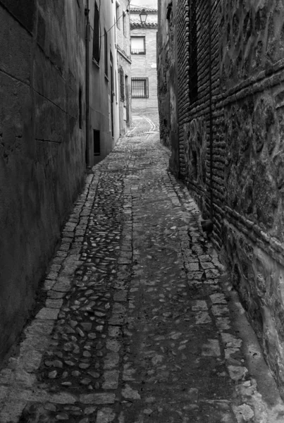 Graustufenaufnahme Einer Engen Gasse Der Altstadt Von Toledo Spanien — Stockfoto