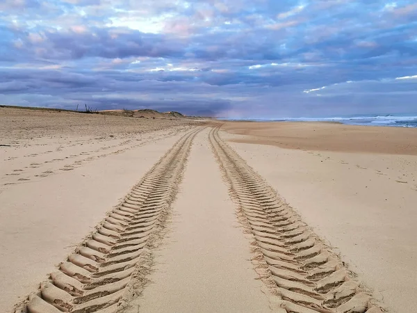 Beautiful View Car Trace Drove Wet Sand Coast Blue Clouds — Stock Photo, Image