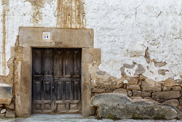 Uma Velha Porta Madeira Uma Fachada Pedra Uma Casa — Fotografia de Stock