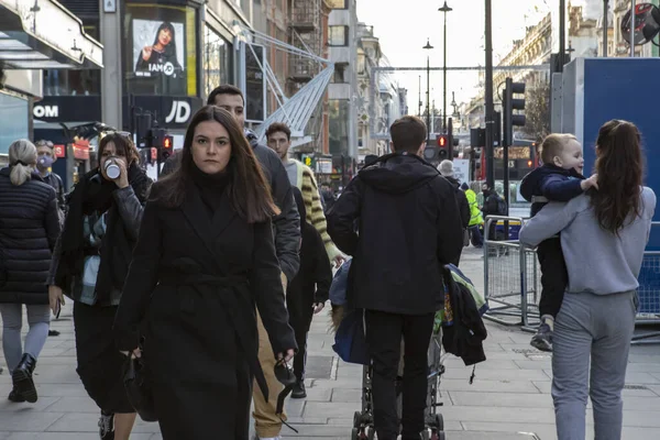 英国伦敦 2020年12月17日 英国伦敦 2020年12月17日 牛津街上的节日装饰 行人在人行道上行走时戴着口罩 — 图库照片