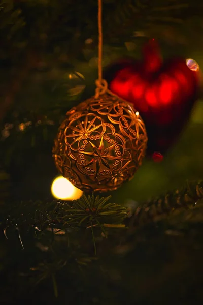 Primer Plano Las Decoraciones Del Árbol Navidad Con Algunas Luces —  Fotos de Stock