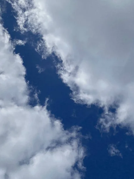 Bulutlu Gökyüzünün Alçak Açılı Görüntüsü — Stok fotoğraf