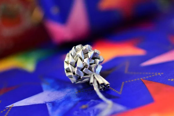 Une Mise Point Sélective Une Décoration Kusudama Sur Emballage Cadeau — Photo