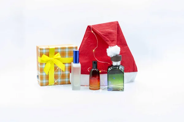 Eine Nahaufnahme Von Parfüms Bunten Glasflaschen Weihnachtsmütze Geschenkbox Und Lichtern — Stockfoto