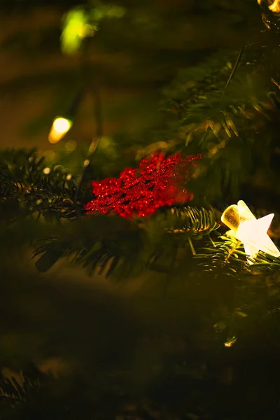 Primo Piano Decorazioni Dell Albero Natale Con Alcune Luci Bokeh — Foto Stock