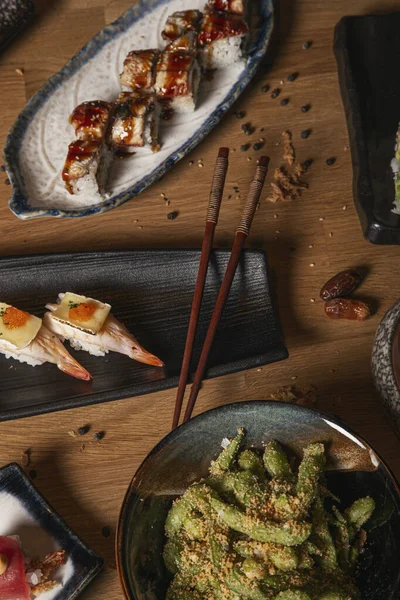 Vertikal Bild Mängd Sushi Och Nigiri Och Wakame Sallad Bordet — Stockfoto