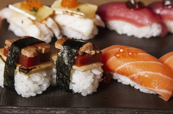 Zbliżenie Japońskie Jedzenie Sushi Łosoś Nigiri Krewetki Nigiri Unagi Nigiri — Zdjęcie stockowe