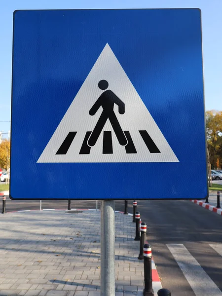 Вертикальний Знімок Знака Ходьби Дорозі Пішохідна Дорога Синя Трикутна — стокове фото