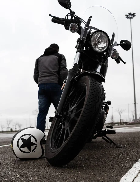 Чоловік Стоїть Біля Яча Біля Чорного Мотоцикла — стокове фото