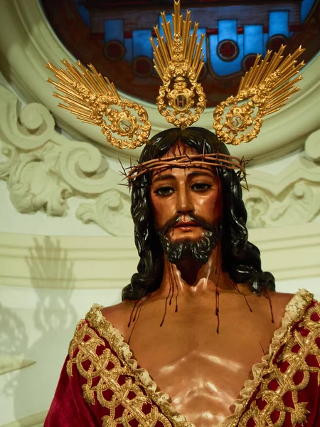 Primer Plano Una Iglesia Decorada Con Estatua Jesús Corona Cabeza — Foto de Stock