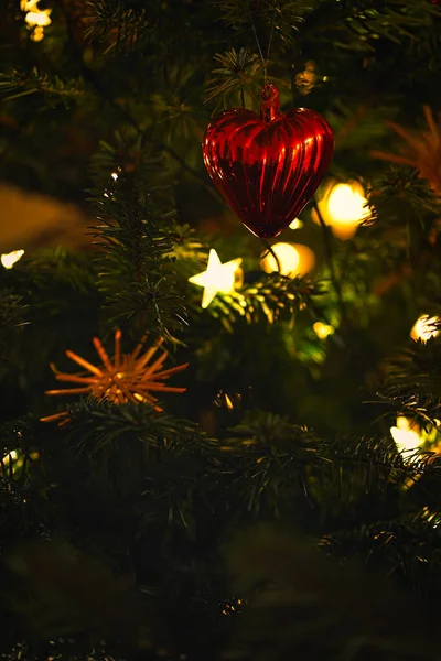 Primo Piano Decorazioni Dell Albero Natale Con Alcune Luci Bokeh — Foto Stock