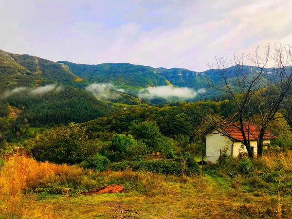 Ein Kleines Haus Grünen Hügeln Unter Bewölktem Himmel Herbst — Stockfoto