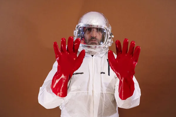 Ένας Άντρας Που Φοράει Γάντια Προστασίας Από Τον Coronavirus Και — Φωτογραφία Αρχείου