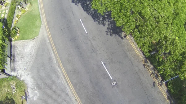 Colpo Aereo Una Strada Asfaltata Pavimentata Con Alberi Lati — Foto Stock