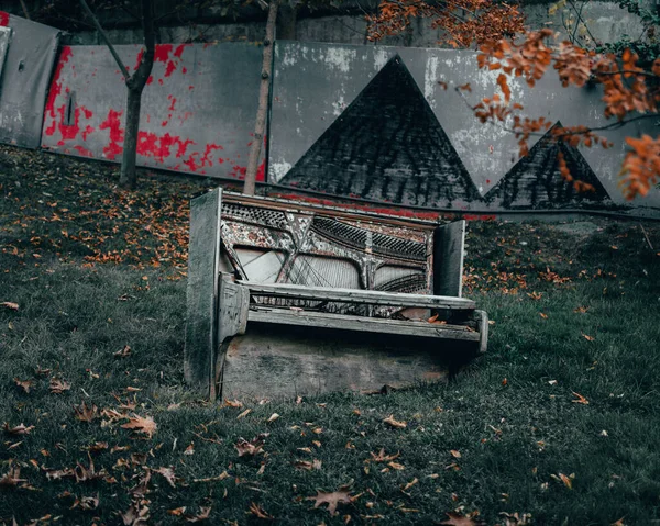 Viejo Piano Roto Abandonado Aire Libre — Foto de Stock