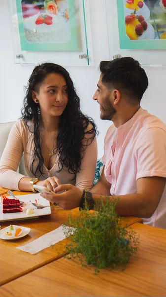 Vertikální Záběr Mladého Latinského Páru Který Užívá Svůj Čas Restauraci — Stock fotografie