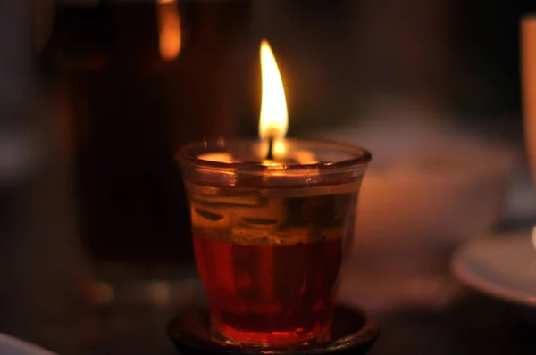 Närbild Bild Ett Tänt Ljus Ett Glas Suddig Bakgrund — Stockfoto