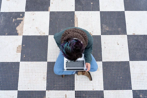Top View Shot Female Sitting Chess Floor Laptop — стоковое фото
