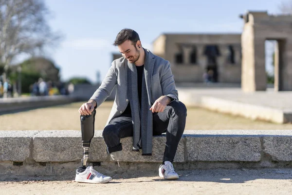 Closeup Shot Disabled Young Man Foot Prosthesis Sitting Outdoor — Stock Photo, Image