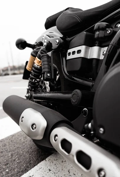 Disparo Vertical Una Motocicleta Deportiva Negra Estacionada Aire Libre —  Fotos de Stock