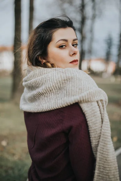 가을에 공원에 스카프와 코트를 머리의 숙녀의 — 스톡 사진