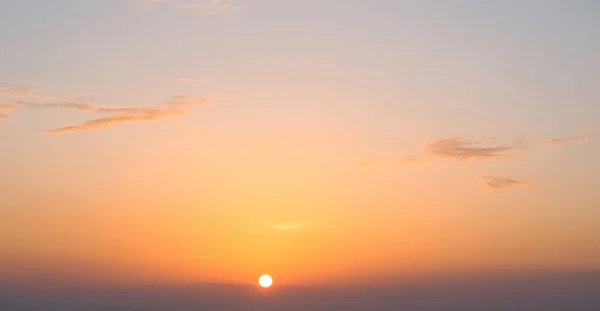 Ein Faszinierender Blick Auf Den Sonnenuntergang Orangetönen Klaren Himmel — Stockfoto