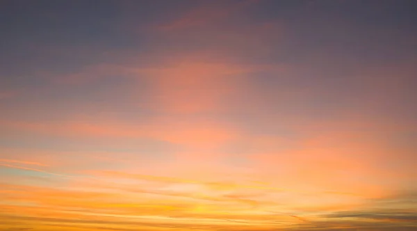 在晴朗的天空中 黄昏时分迷人的日落景象 — 图库照片