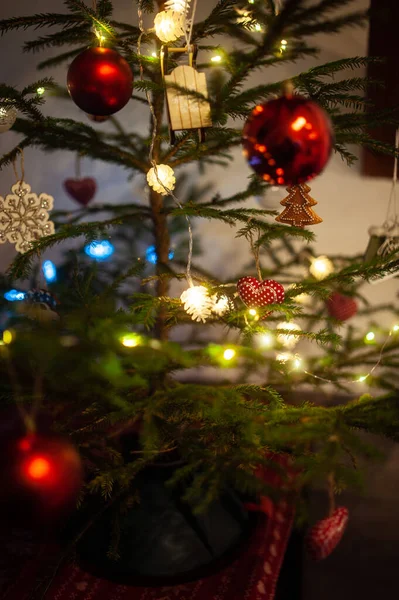 一棵装饰着轻盈花环和五彩斑斓的圣诞树的垂直照片 — 图库照片
