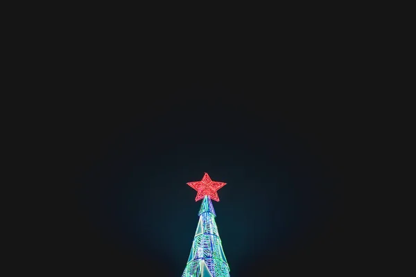 Een Lage Hoek Shot Van Topper Ster Kerstboom Gloeiende Avond — Stockfoto