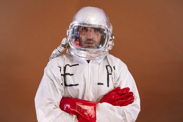 コロナウイルス保護カバー手袋とシールドを身に着けている男 — ストック写真