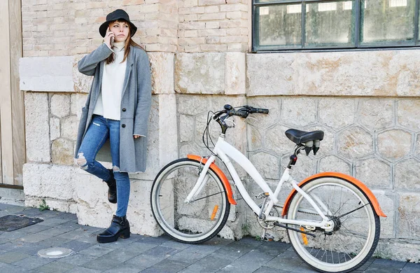 Портрет Молодой Симпатичной Белой Девушки Повседневной Одежде Велосипедом Прогулке Разговаривающей — стоковое фото
