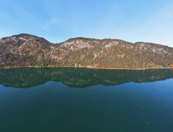ドイツの丘を反映したシルベンシュタイン湖の閉鎖的なショット — ストック写真