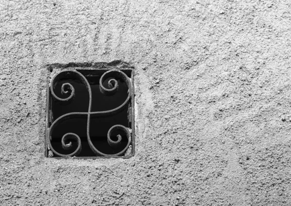 Cliché Niveaux Gris Une Petite Fenêtre Sur Mur Pierre — Photo