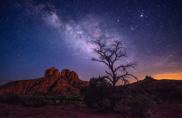 星空下的大教堂岩石美丽的镜头 夜空中的银河 — 图库照片
