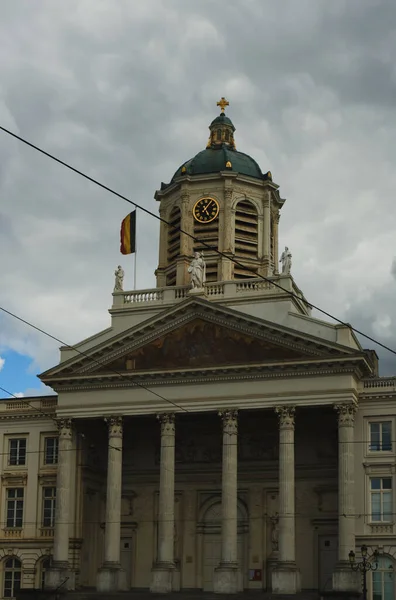 Вертикальный Снимок Церкви Святого Иакова Флагом Брюсселе Бельгия — стоковое фото