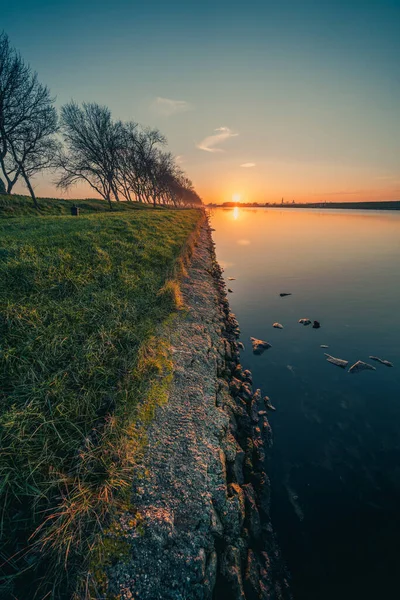 Uma Imagem Vertical Vista Pôr Sol Canal Através Walcheren Holanda — Fotografia de Stock