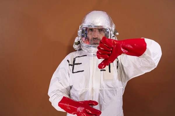 コロナウイルス保護カバー手袋とシールドを身に着けている男 — ストック写真