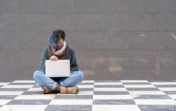 Closeup Shot Female Facial Mask Sitting Chess Floor Laptop New — стоковое фото