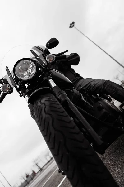 Plan Vertical Motard Assis Sur Une Moto Sport Noire — Photo