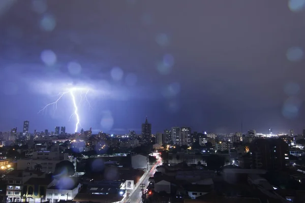 Relámpago Cielo Nocturno Sobre Los Edificios Altos Una Ciudad —  Fotos de Stock