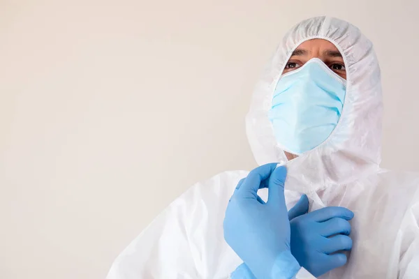 Ένας Γιατρός Μάσκα Και Φορώντας Ένα Προστατευτικό Κοστούμι Ppe Για — Φωτογραφία Αρχείου