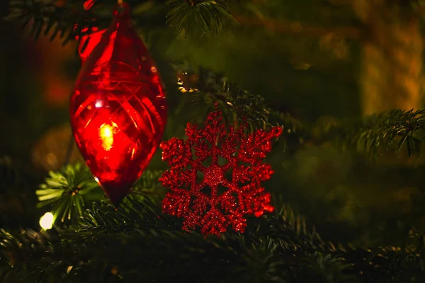 Primer Plano Las Decoraciones Del Árbol Navidad Con Algunas Luces —  Fotos de Stock