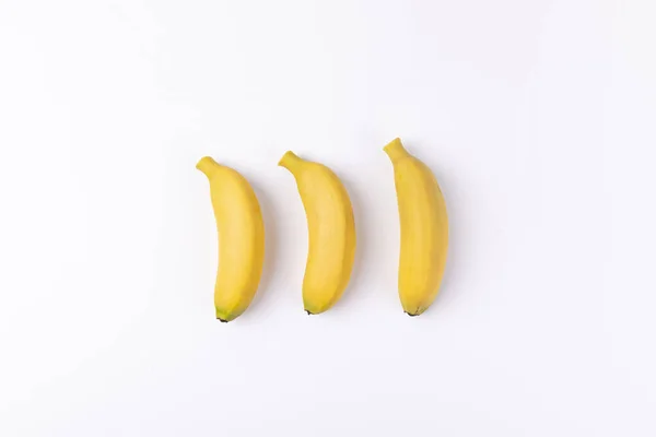 Três Bananas Frescas Isoladas Sobre Fundo Branco — Fotografia de Stock