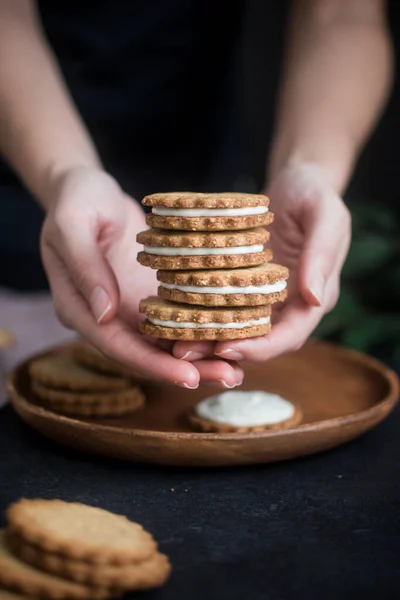 Vertical Shot Biscuits Cream Cream Filled Biscuits Female Hands Wooden — Stock Photo, Image