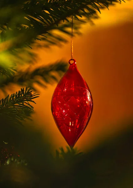 Een Close Van Kerstboom Decoraties Met Een Aantal Bokeh Lichten — Stockfoto